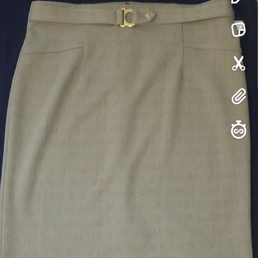 Green knee length skirt size small